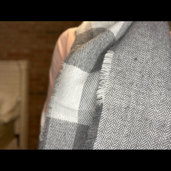 Loft NWOT Gray and White Herringbone Scarf - Picture 2 of 3